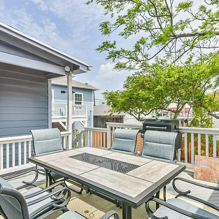 4 Blocks Fr Beach, Central Location, Pet Friendly!